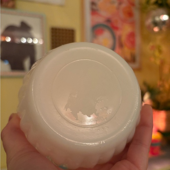 Vintage Milk Glass Rose Bowl with Scalloped Edging - Picture 5 of 5